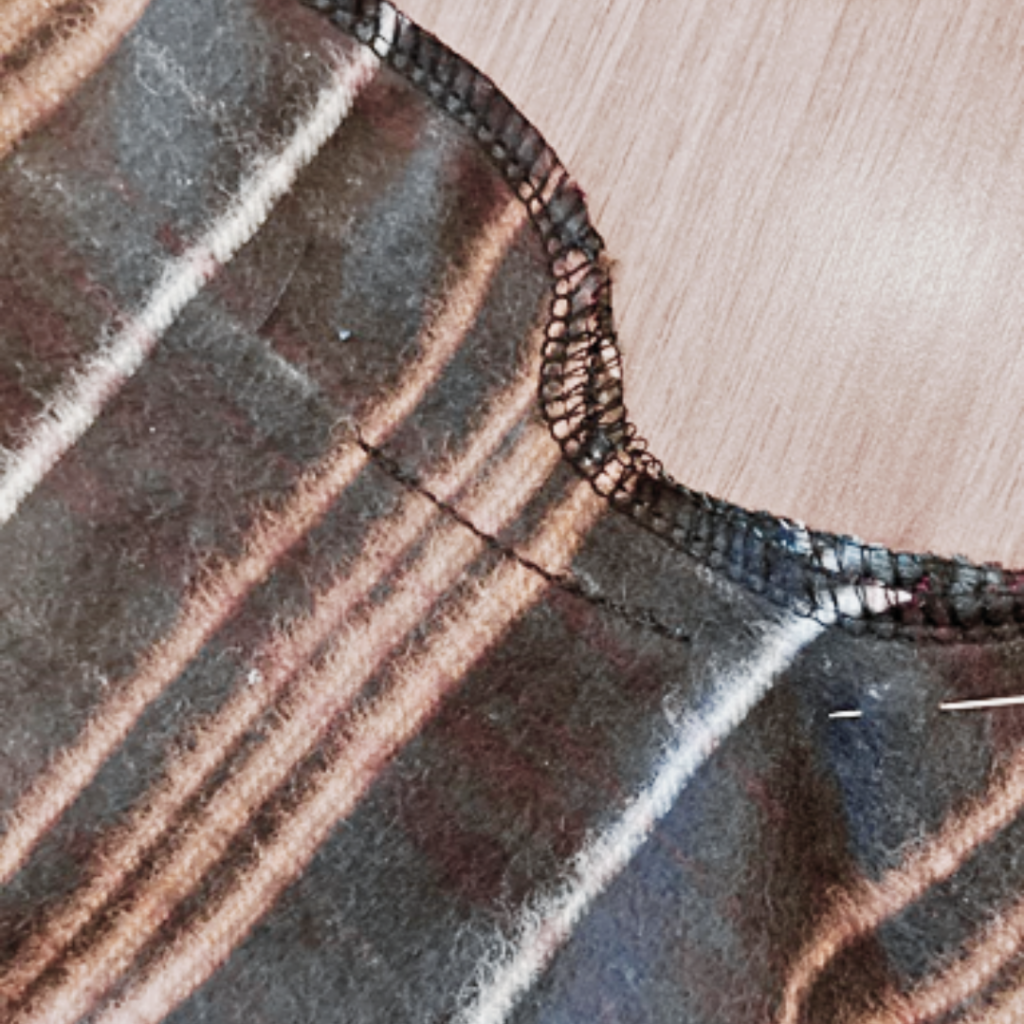 Abb. 1 - Kreuznaht unterhalb des Reißverschlusses