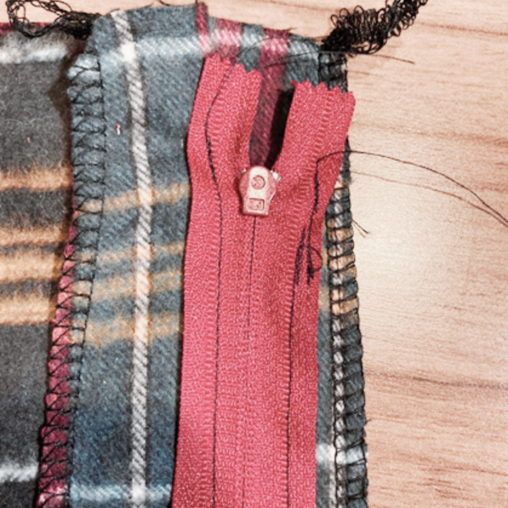 Abb. 11 - Reißverschluss an die Nahtzugabe genäht