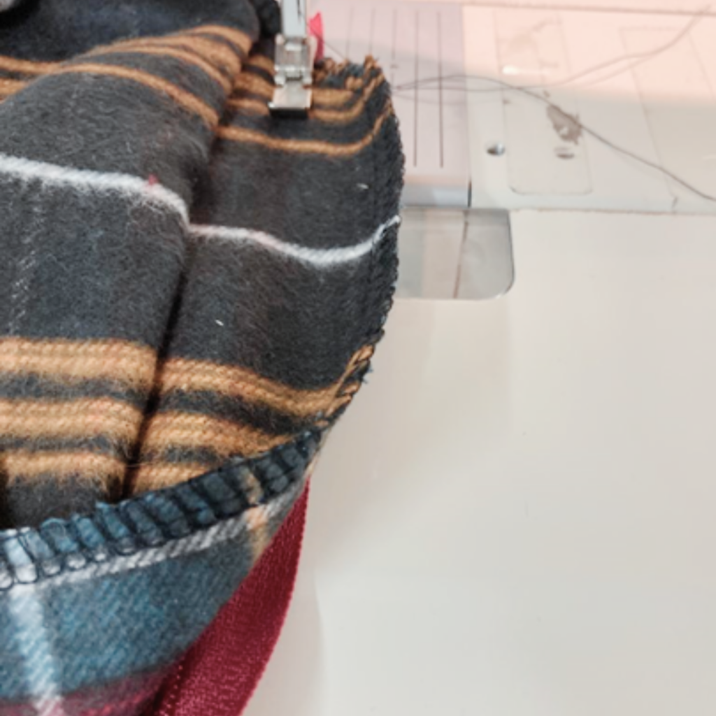 Abb. 10 - Der Zipp wird nur an die Nahtzugabe genäht!